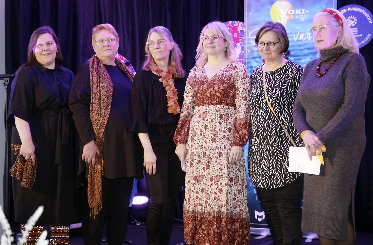 Ensimmäiselle alueelliselle runonlausuntakurssille osallistuneet paikalliset sanataiteilijat ovat esiintyneet kuluvan vuoden aikana useissa tapahtumissa. Tämä ryhmä lausui runoja Oulu2026-kulttuuripääkaupunkivuoden avajaisjuhlassa tammikuussa Oulussa.