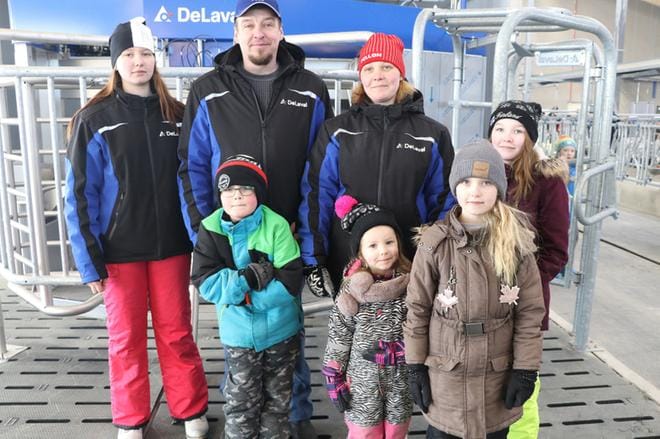 Mervi ja Raimo Kantonen sekä lapset Elina, Markus, Susanna, Anniina ja Katariina isännöivät pihaton avointen ovien päivää. KUVAT: SAILA COLLANDER