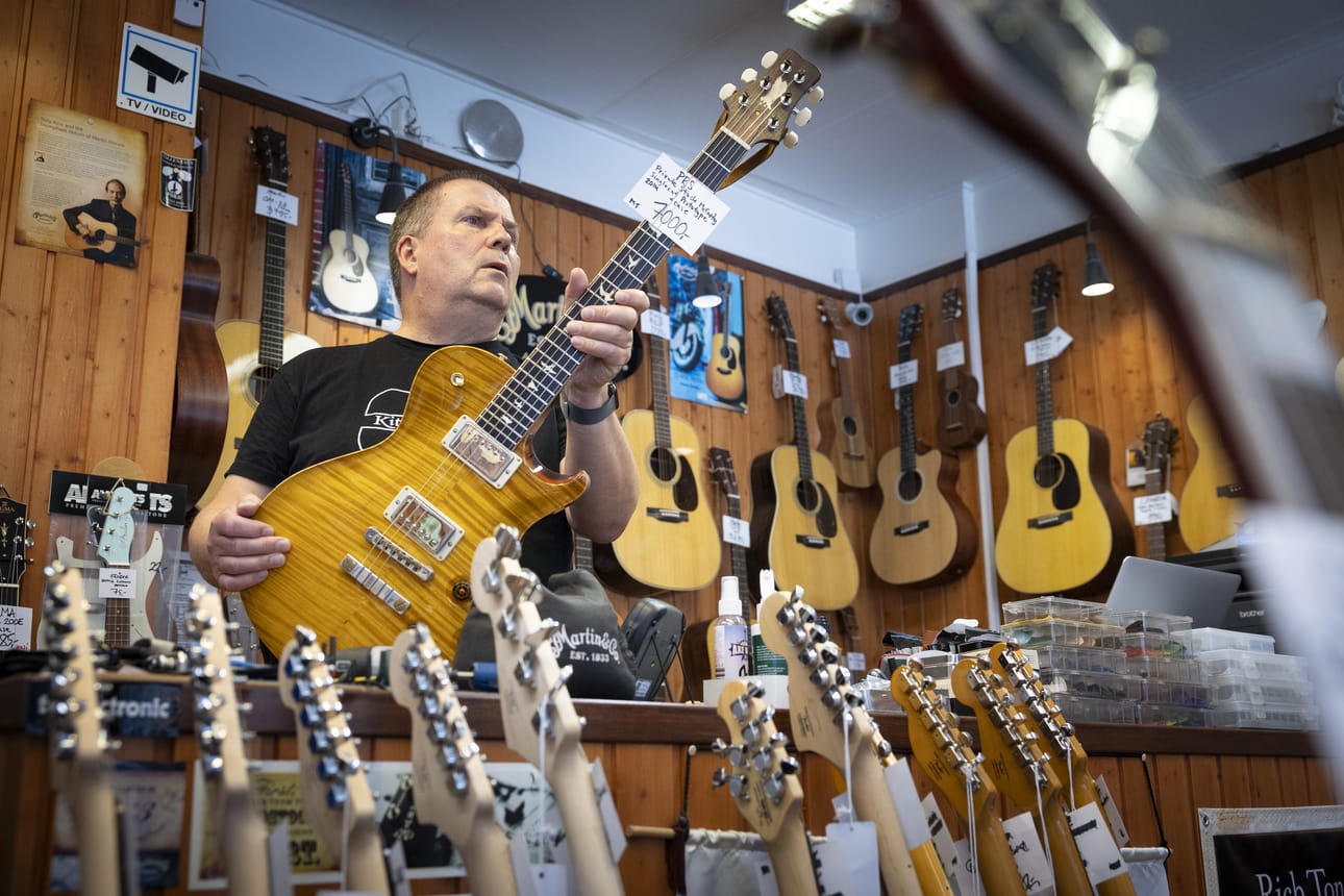 Oulun ainoan soitinliikkeen myymälänhoitaja Jukka Kangas ei usko, että yksi liike riittää Oulun kokoisessa kaupungissa. Hän esittelee harvinaista, PRS-merkkistä private stock -kitaraa, joka on myynnissä myyntitilin kautta.