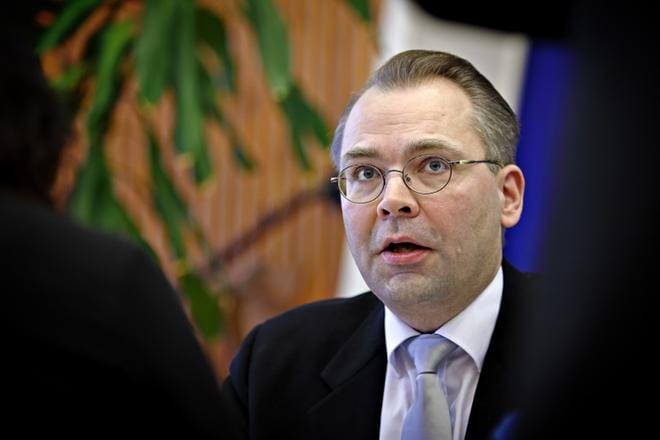 Saksalaiset saapuvat Vaasaan puolustusministeri Jussi Niinistön (sin.) kutsumana. Kuva: Tomi Kosonen