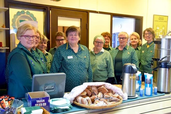 Sotilaskotitoiminta on tarjonnut mielekkään harrastuksen Maire Tupeli-Skogille (keskellä). Vaasan sotilaskotisisaret toivovat mukaan toimintaan myös nuoria. Kuva: Raija Koivisto