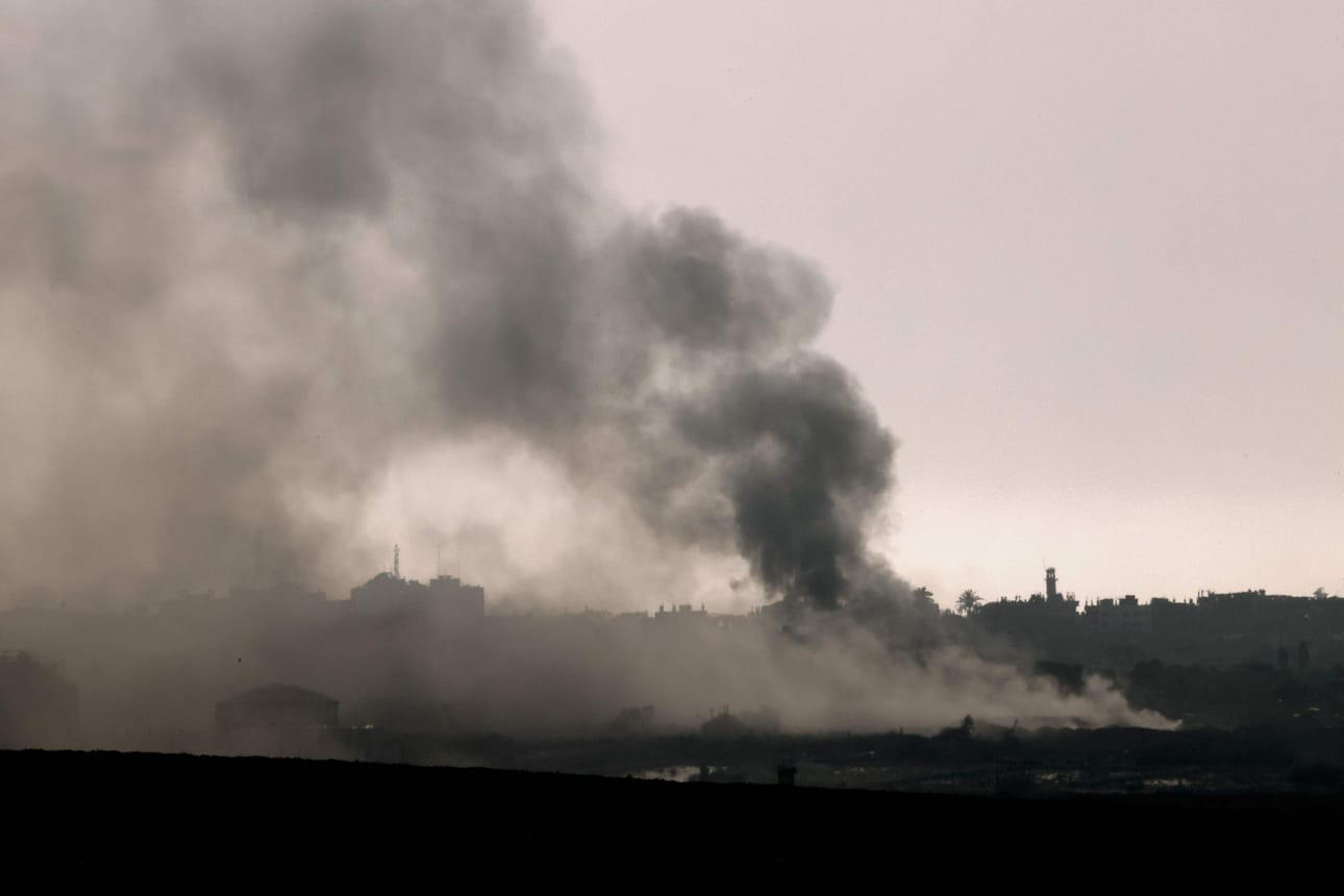 Israel on jatkanut ilmaiskujaan Gazaan. Israelin puolelta keskiviikkona otetussa kuvassa näkyy Gazan kaistalta nousevaa savua. LEHTIKUVA / AFP