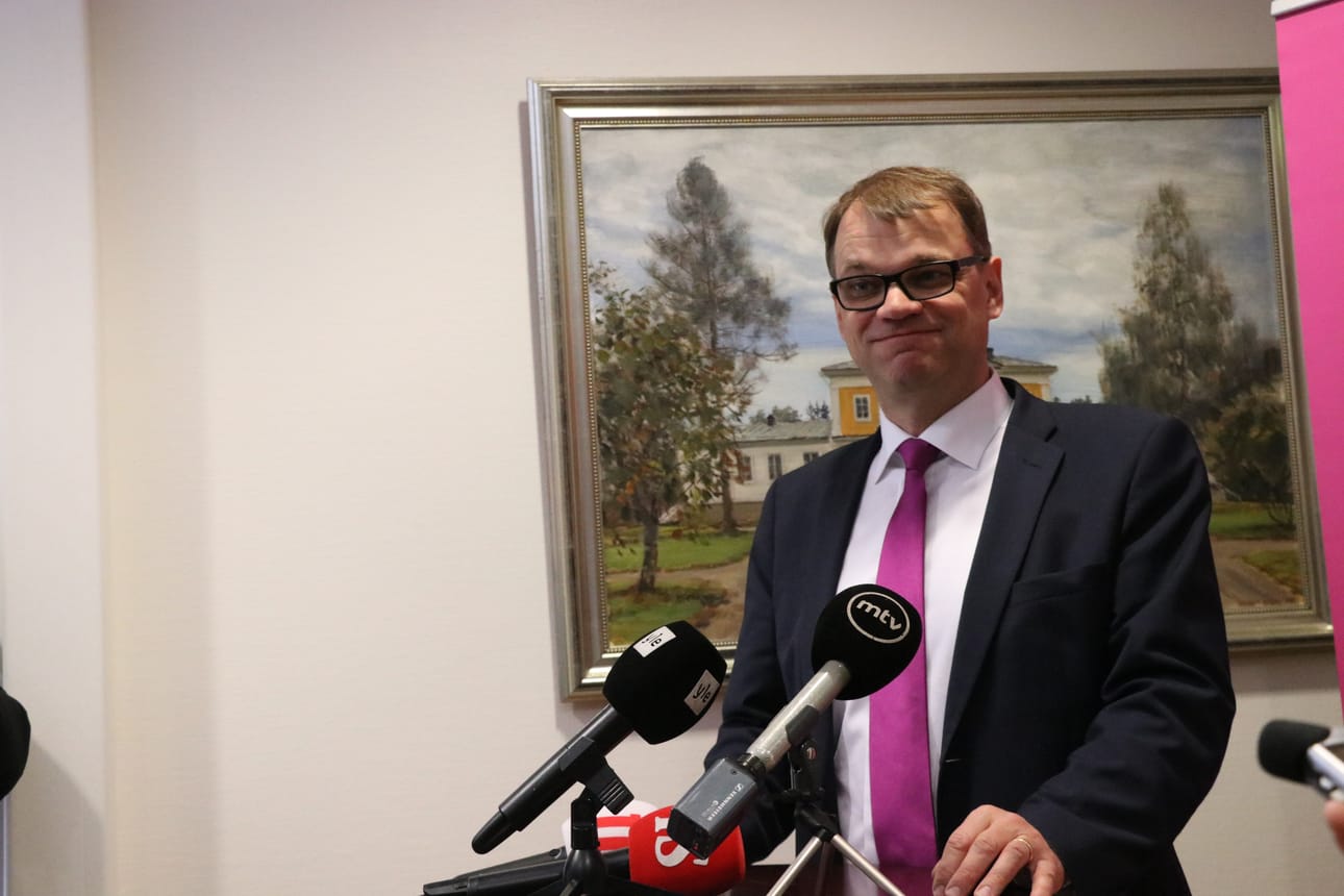 Sipilä kommentoi kokoomuksen puheenjohtajavalintaa rennon oloisena keskustan Seinäjoen puoluekokouksessa.