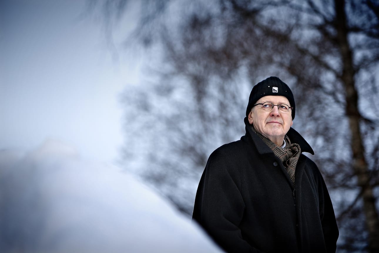 Antti Tuuri avaa Lappajärven patokapinan muistelutilaisuuden. Kirjailija kertoo tapahtumassa ajatuksia kirjastaan Kertomus järvestä (1981), joka käsittelee Lappajärven säännöstelyhanketta ja patokapinaa.