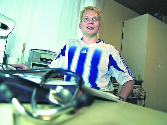 Vähillä välineillä. Jorma Mäntynen on hankkinut vastaanotolleen vain tärkeimmät tarvikkeet, sillä välineistö on arvokasta. Ajan antaminen potilaalle on ykkösasia.
