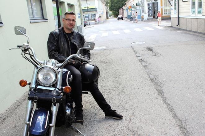 Romanialaisella Dragos Borzalla oli moottoripyörä mukana hänen ollessaan työmatkalla Suupohjassa. Kristiinan nähtävyyksiä hän katseli maanantaina. KUVA: MINNA ZILLIACUS
