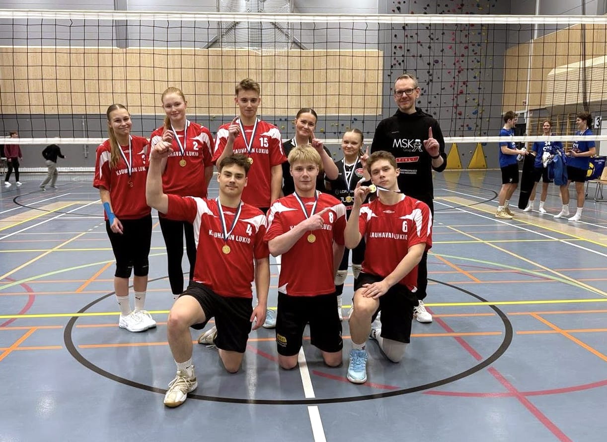 Onnistuneeseen mitalijahtiin osallistuivat Neea Leskelä (takana vas.), Liisi Kaljurand, Ilmari Liinamaa, Maija Tietäväinen, Saga Paussu, valmentaja Petri Mäkipernaa, Kevin Kuikka (edessä vas.), Konsta Lehtola ja Aku Aalto.