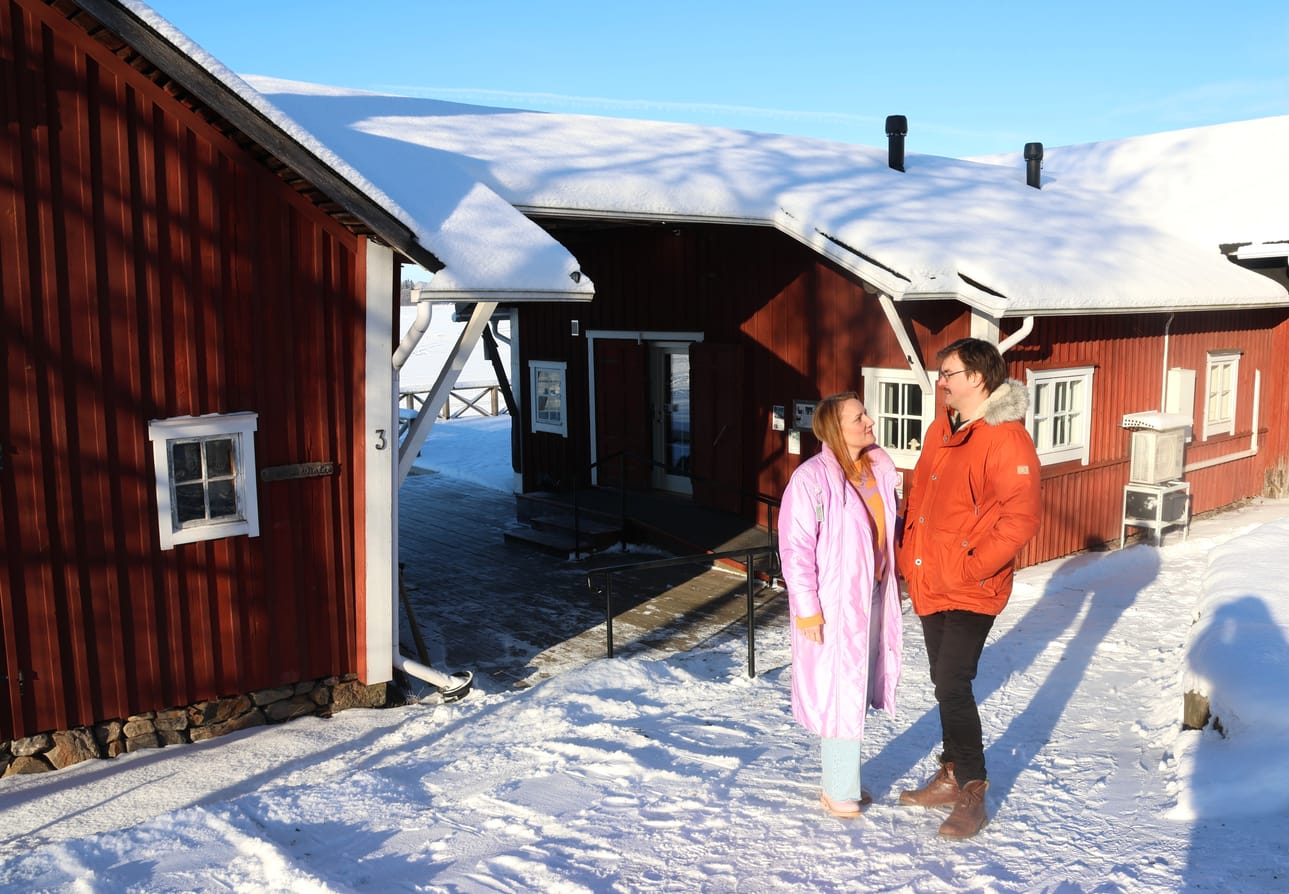 Petriina Suomela ja Jaakko Ojanperä pyörittävät Kalarannan vanhaa savustamoa Kaskisissa.