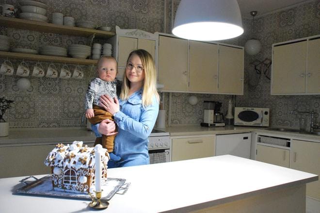 Noora Kiviniemi sai keittiöön haluamansa 50-luvun kaapit. Venni-Viljamin mielestä äidin syli on maailman paras paikka. KUVAT: EEVA-LIISA KULJU