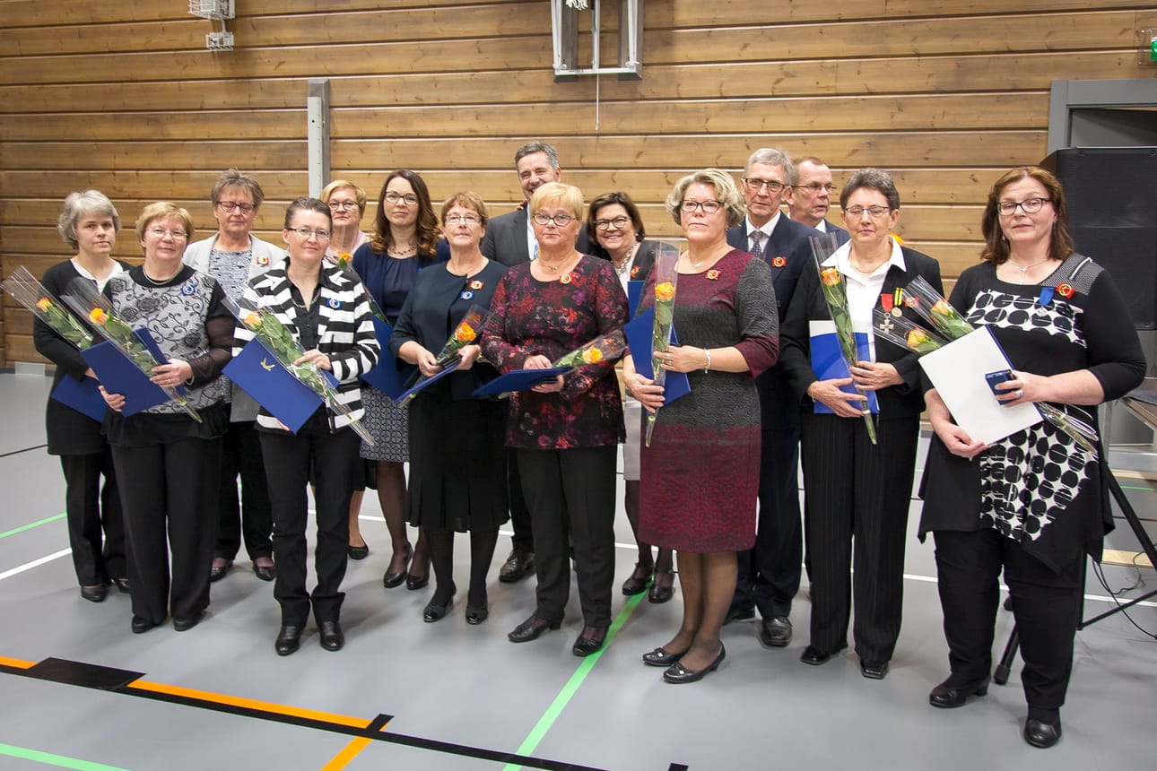 Kuvassa Hirsikampuksella kaupungin henkilöstöjuhlassa kunnia- ja ansiomerkkejä saaneita.