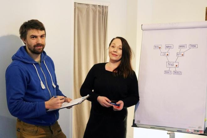 Oikeahetki-päihdeklinikalla päihdeterapeutteina työskentelevät Carita Virta ja Mitro Seppänen kertovat kuinka riippuvuuksien perinnöllisyyttä voidaan hahmottaa sukupuun avulla. Kuva: Nea Koivisto