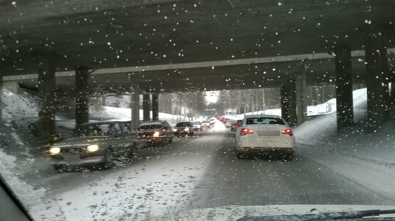Liikenne on ruuhkautunut pahoin esimerkiksi Kaukovainiota lähestyttäessä.