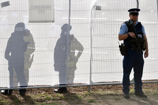 Poliisi vartioi keskiviikkoona Christchurchissa tilaisuutta, jossa haudattiin perjantain iskussa kuolleet isä ja poika. KUVA: Mick Tsikas/EPA