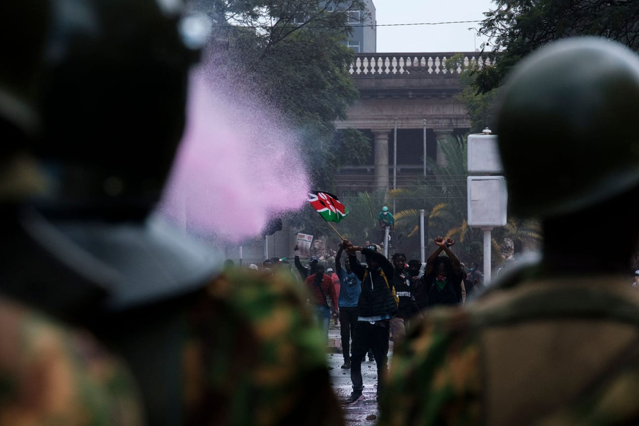 Tuhannet ihmiset ympäri Keniaa osoittivat keskiviikkona mieltä vuotta aiemmin mielenosoituksissa surmattujen muistoksi. Protestit kärjistyivät mielenosoittajien ja poliisien välisiksi yhteenotoiksi. LEHTIKUVA/AFP