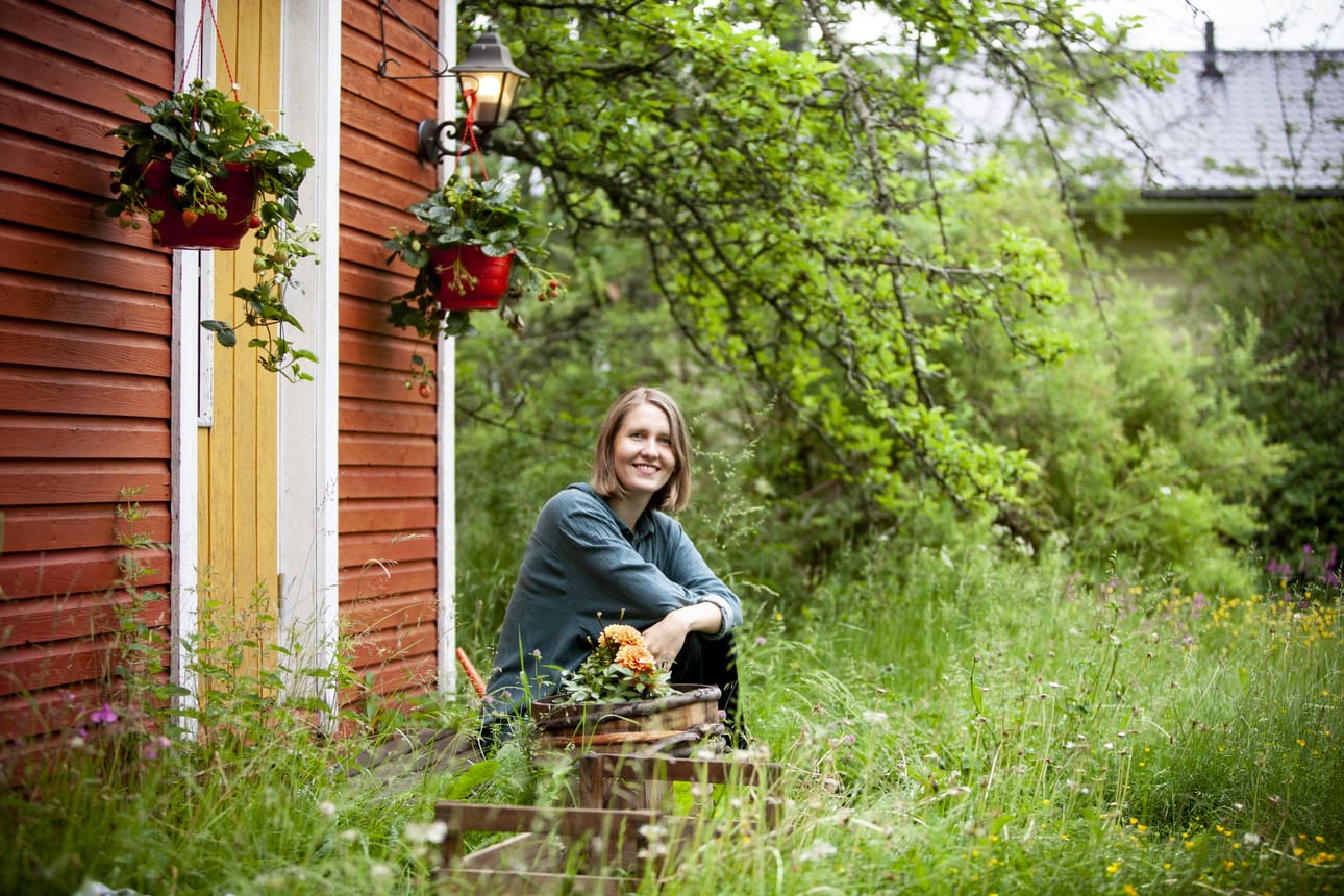 Silja Tuovisen sukujuuret ovat Pyhäjoelta. Siellä on edelleen myös hänen perheensä kesämökki. Kesämökin sijaan Tuovinen valitsi kuitenkin kesäpaikakseen tyhjilleen jääneen isoäitinsä synnyinkodin. Pienessä punaisessa talossa on hyvä olla.