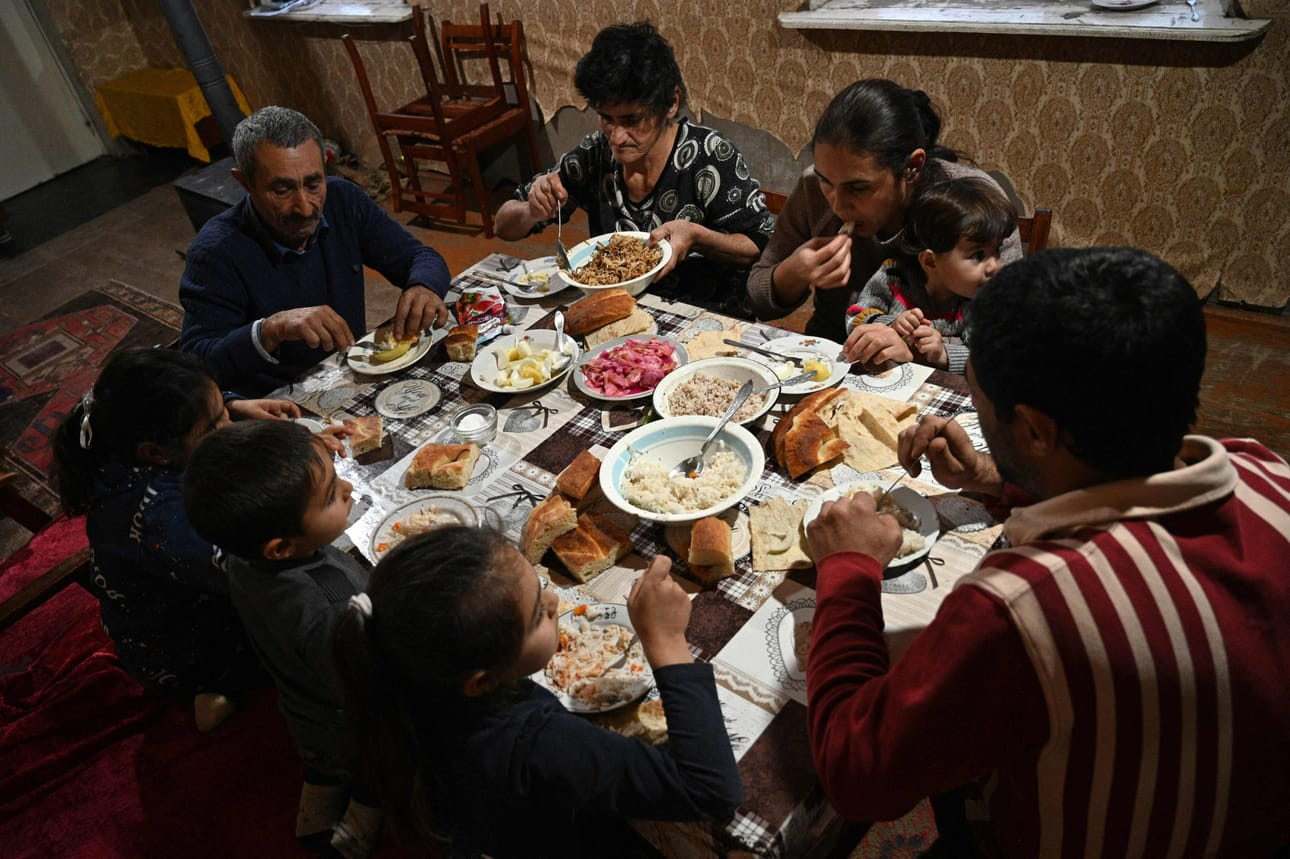 65-vuotiaan Martirosjanin perhe elää nyt vuokralaisina valtion tuella pienessä kylässä noin 50 kilometrin päässä Armenian pääkaupungista Jerevanista. LEHTIKUVA/AFP