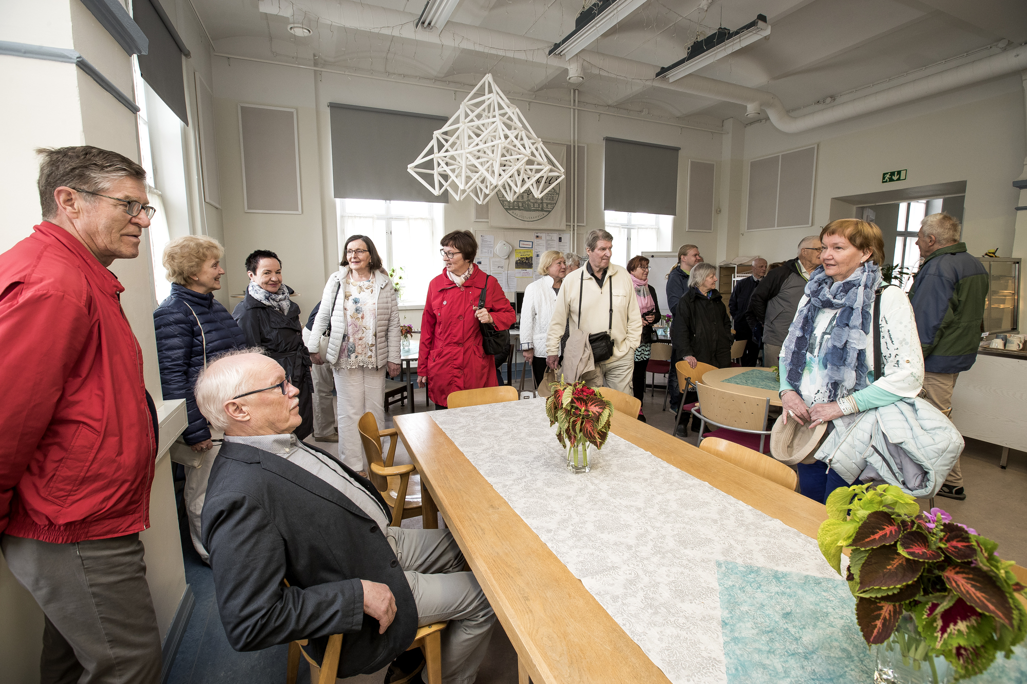 Luokkakokousväki tutustui seminaarin tiloihin perjantaina..