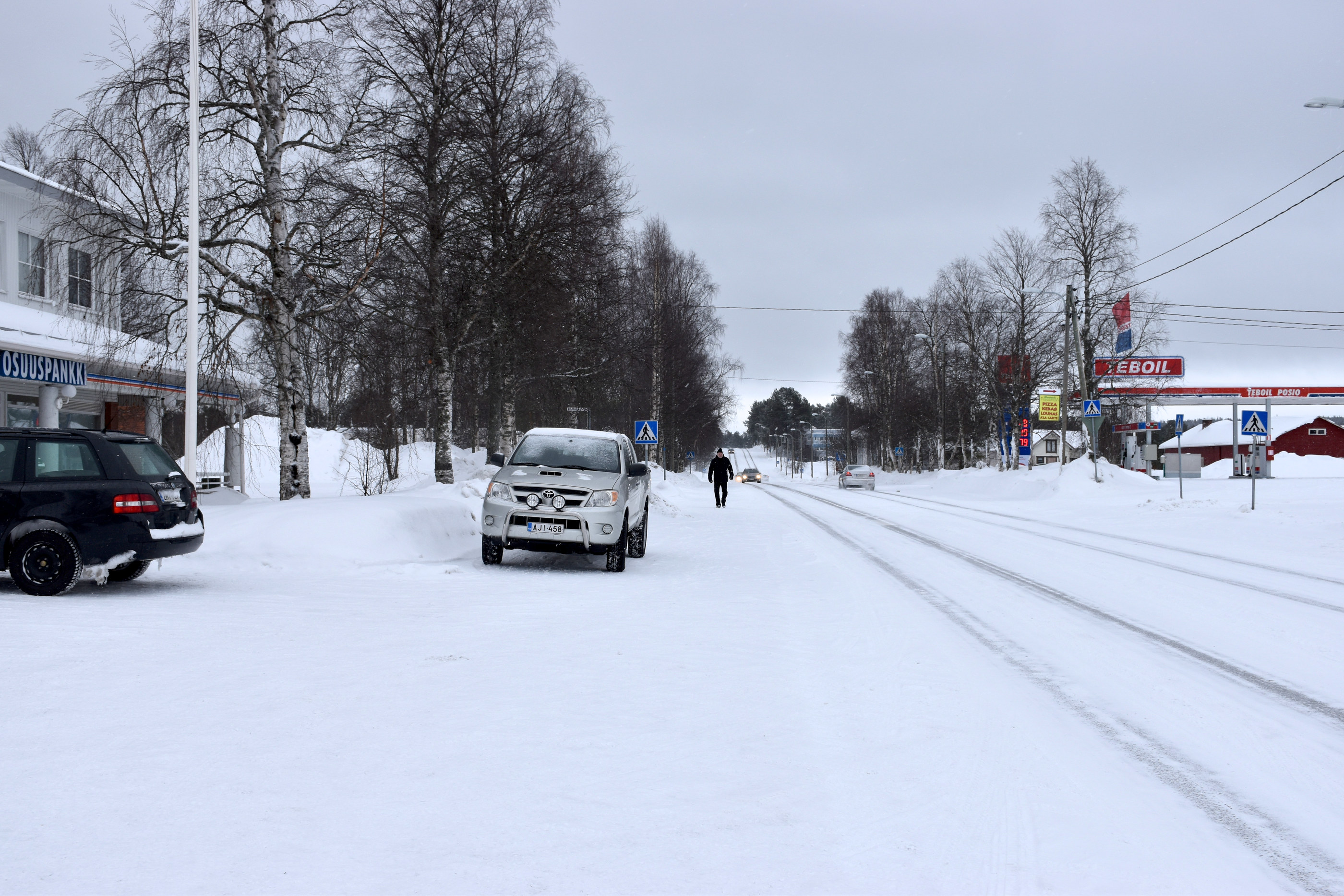 Posion pääkatu Posiontie oli torstaina vähän ennen puolta päivää hiljainen. Pääkadulla käveli yksi ihminen ja siinä huristeli muutamia henkilöautoja.