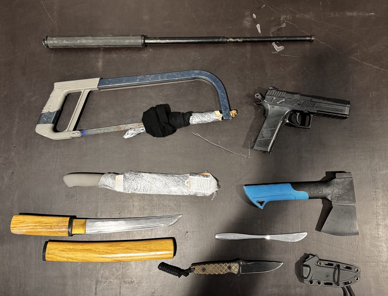 Myös tavallinen ruokailuveitsi saattaa päätyä poliisin takavarikoimaksi. Jyrki Kivirinta sanoo, että joskus henkilön hallusta löytyviä veitsiä on saatettu teroittaa. Kuvan oikeassa laidassa oleva ase on ilma-ase. Oikea ase, ilma-ase ja vaaraton leikkipyssy voivat olla niin saman näköisiä, että niitä on vaikea erottaa toisistaan.