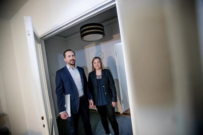 Seinäjoelle toimistonsa lokakuussa avanneen Lecklén Jouni Sivunen ja Henna Vanhala kertovat, että yritysjuridiikkaan erikoistuneelle lakitoimistolle on riittänyt kaupungissa töitä. – Lecklé on suvun vanha sukunimi. Isoisän isä oli vielä syntyessään Lecklé, Sivunen paljastaa. KUVA: JAAKKO ELENIUS