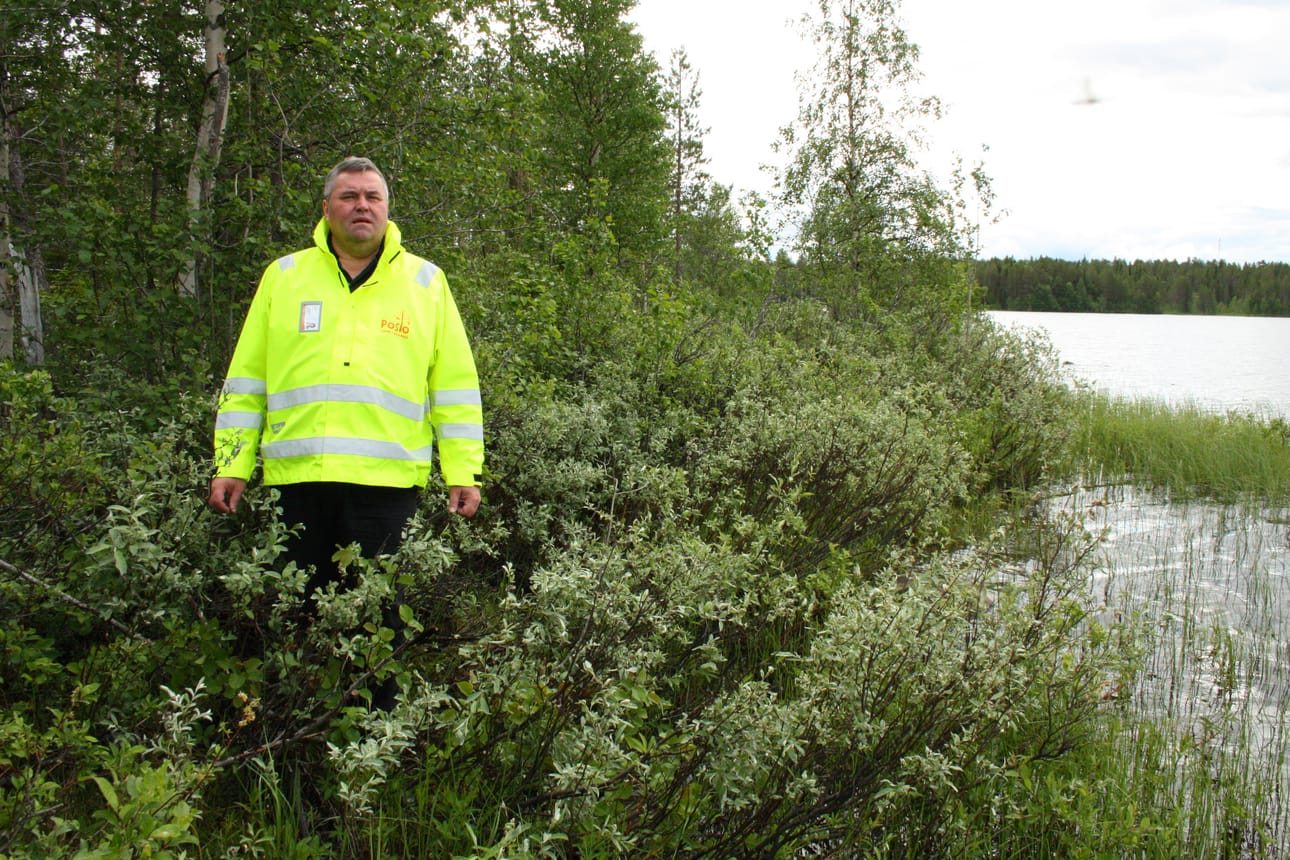Palvelujohtaja Kari Laurila valmisteli Posion kunnan kokeilun myydä tontteja verkkohuutokaupassa. Jakkarasaaren tontti yltää Posiojärven Karhuselän rantaan. Kunnantalolta tontille on tietä pitkin kaksi kilometriä.