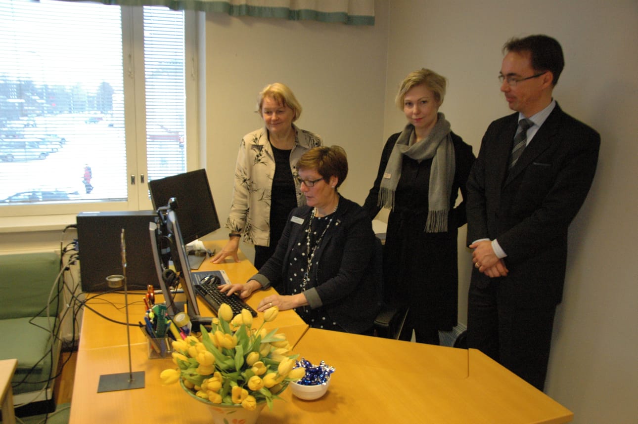 Nordean Kuusamon konttorissa on aloittanut varainhoitajana Maritta Määttä (kesk.istumassa). Vieressä konttorinjohtaja Raija Kauttio sekä Johanna Sarviaho ja Jarmo Koivuranta.