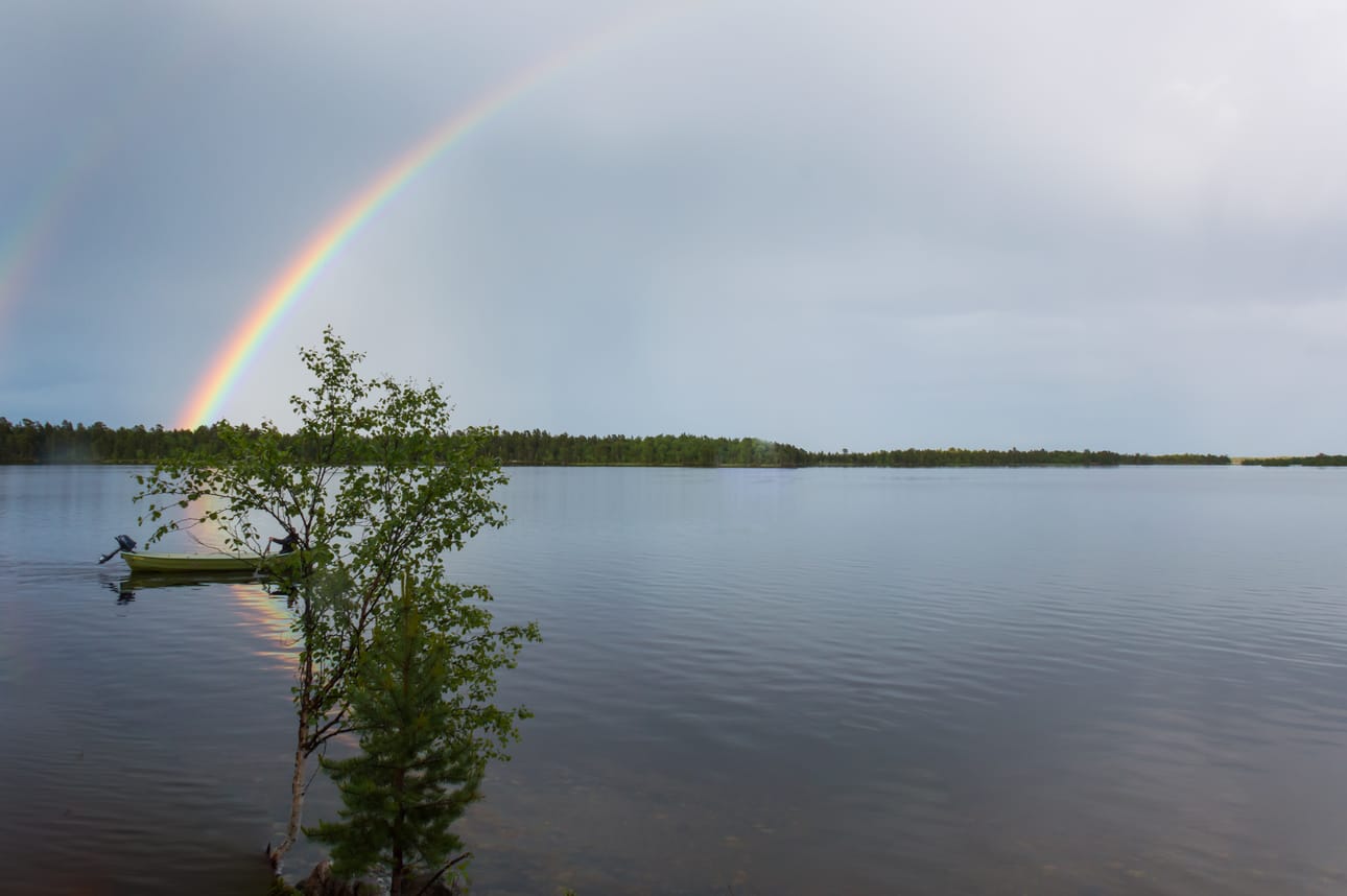 Viikon kesäfotossa soudellaan Inarijärvellä. Marjatta Riikonen ikuisti perheenjäsenensä etenemässä sateenkaaren muodostaman sillan alle. Uuden Rovaniemen kesäfotokilpailuun voi osallistua elokuun loppuun asti.