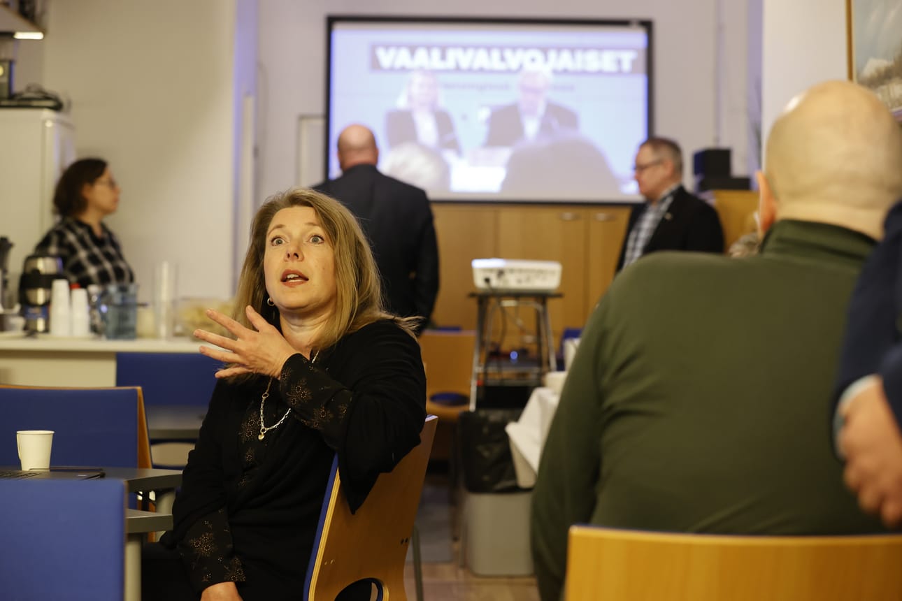 Oulussa perussuomalaisia on koolla piiritoimiston konttorilla jännittämässä vaaleja.