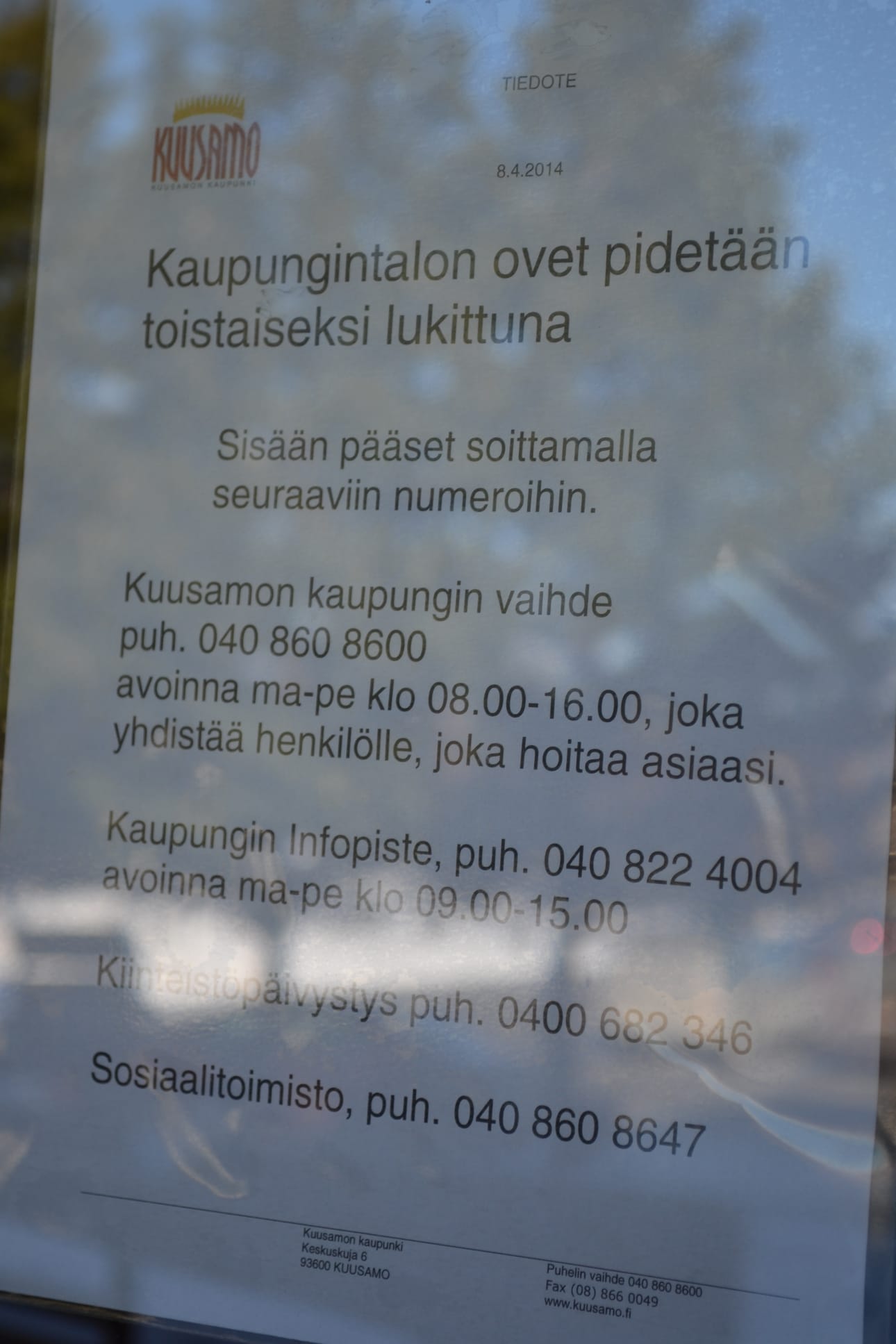 Tiedote ovien lukitsemisesta tuli kaupungintalon seinään tiistaina 8. huhtikuuta.