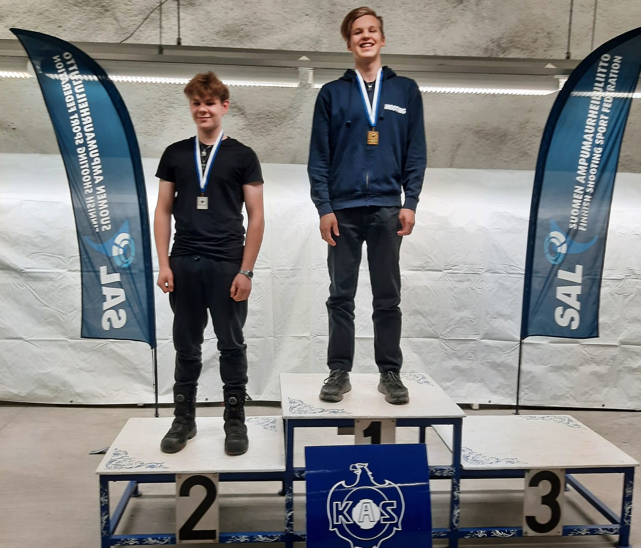 KuKun Lauri Kivistö (vasemmalla) ja Iivari Nevansuu kisasivat ilmaolympiapistoolin M16-sarjassa.
