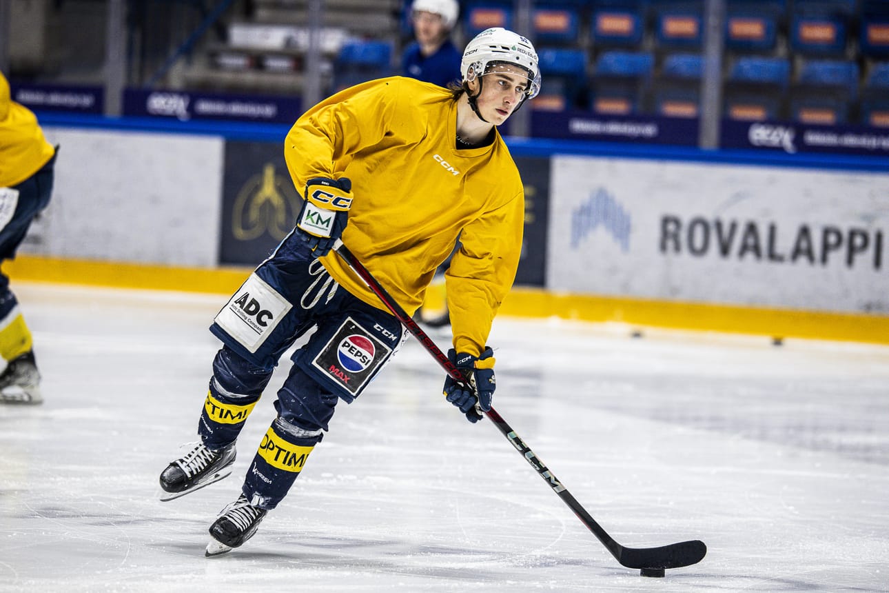 Vennu Korpi-Halkola on Kittilän Palloseuran kasvatti. RoKissa hän pelaa toista kauttaan ja nousi U20-joukkueesta miesten peleihin.