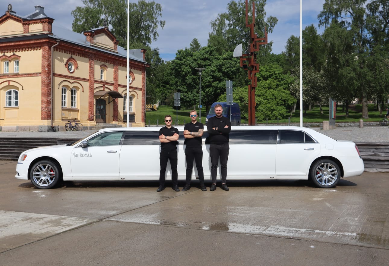 Rickard Jünger ja Kevin Salo perustivat limusiinitaksiyrityksen. Kuljettajaksi he saivat Mathias Poivren.