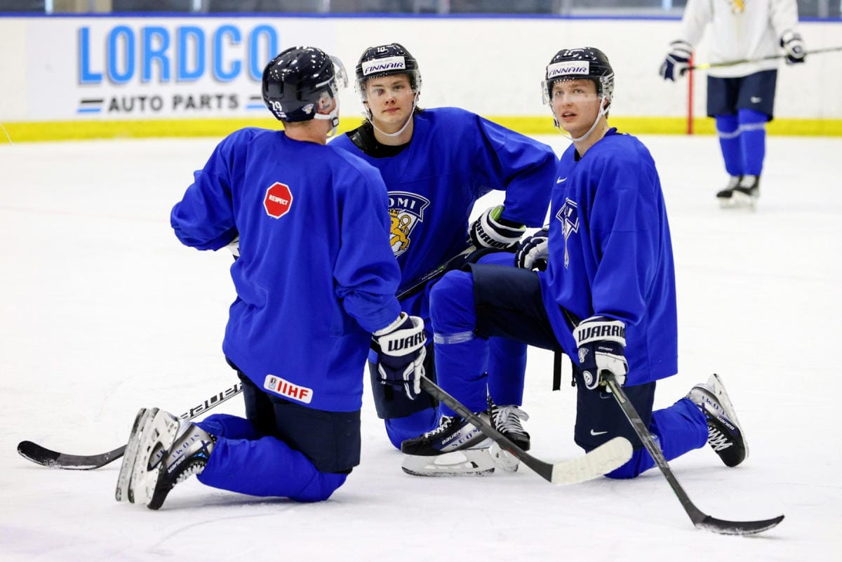 Kasper Simontaival (vas.), Kasper Puutio ja Roni Hirvonen Suomen jääkiekon alle 20-vuotiaiden MM-joukkueen harjoituksissa Kanadan Edmontonissa tiistaina. SUOMEN JÄÄKIEKKOLIITTO / PASI MENNANDER LEHTIKUVA / HANDOUT / PASI MENNANDER