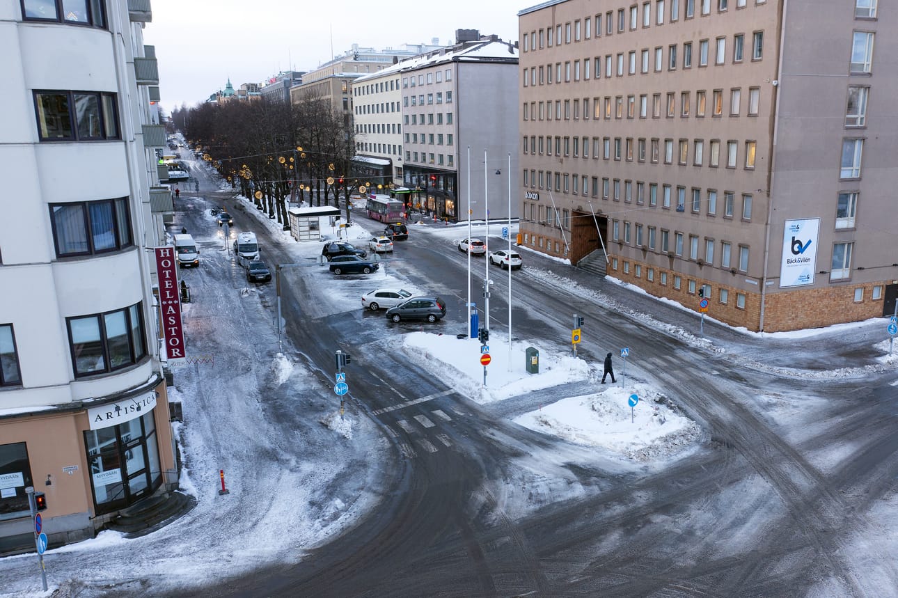 Hovioikeudenpuistikon viimeinen kortteli muuttuu kuluvan vuoden aikana kävelykaduksi. Muun muassa taksitolppa ja pysäköintipaikat puistikon keskellä poistuvat. Tilalle tulee puita. Kuvan alalaidassa näkyvään risteykseen tulee kiertoliittymä.