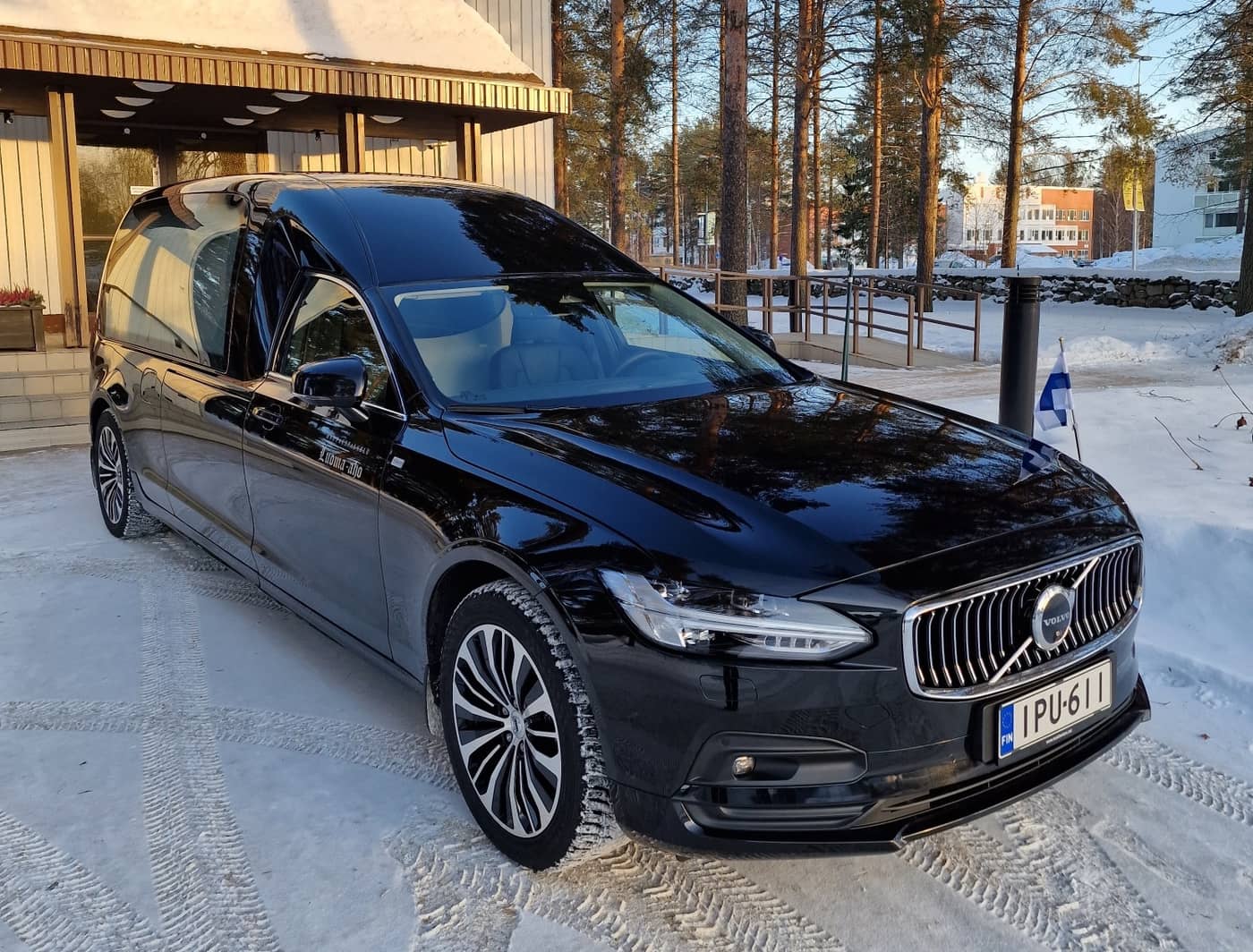 Hautauspalvelu Luoma-aho takaa vainajalle arvokkaan kuljetuksen. Vaihtoehtoina ovat Tesla Model 3, Volvo Nilsson, Cadillac Hearse ja Mercedes-Benz E300.