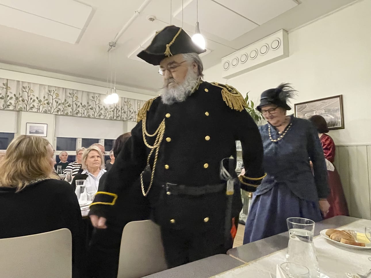 Amiraali Thitz ja hänen puolisonsa isännöimiin illallisiin osallistui Oulaisissa 1800-luvulla tuon ajan paikkakunnan merkkihenkilöt. Nyt Oulaisissa esitettävä ruokateatteri on jotain uutta. Esiintyjien kanssa historiaan pääsee uppoutumaan ruokaileva yleisö.