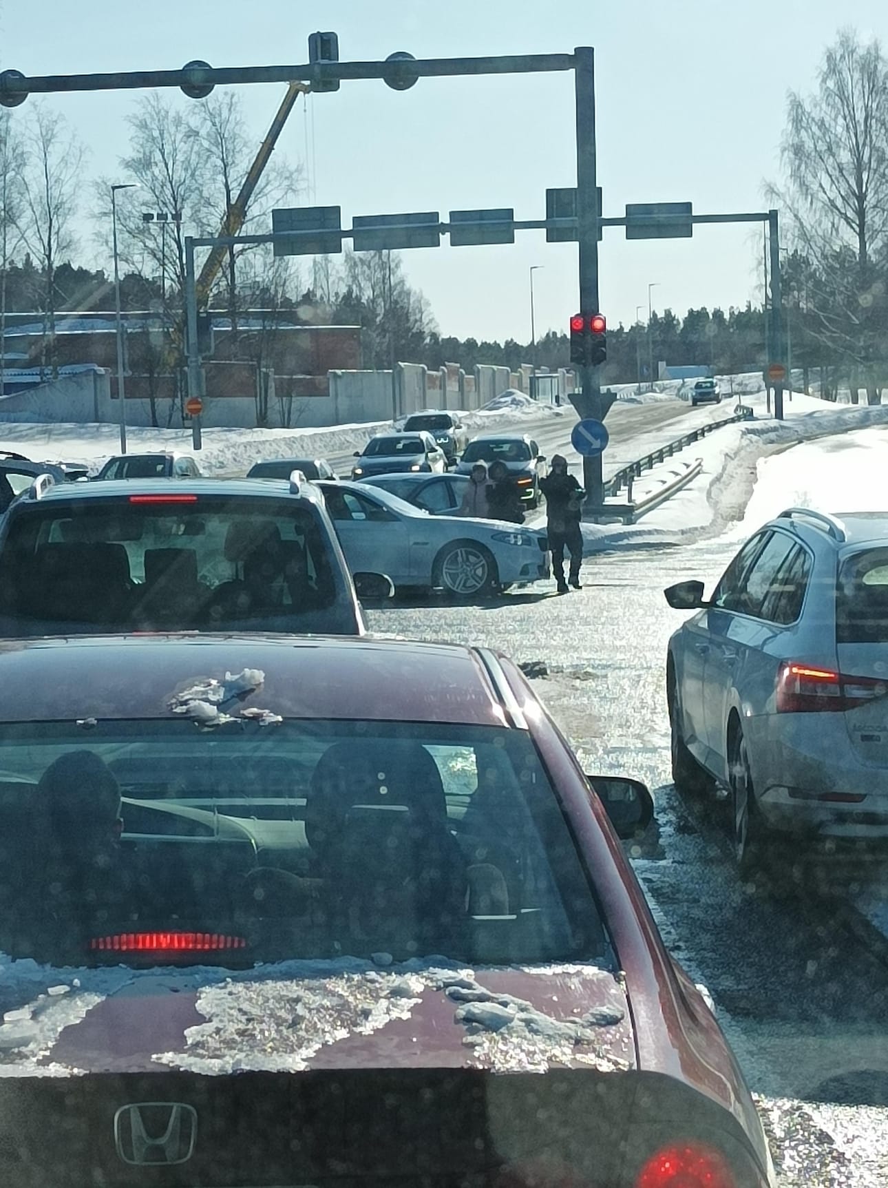 Kainuuntien ja Professorintien risteyksessä sattunut onnettomuus ruuhkauttaa liikennettä Oulussa.