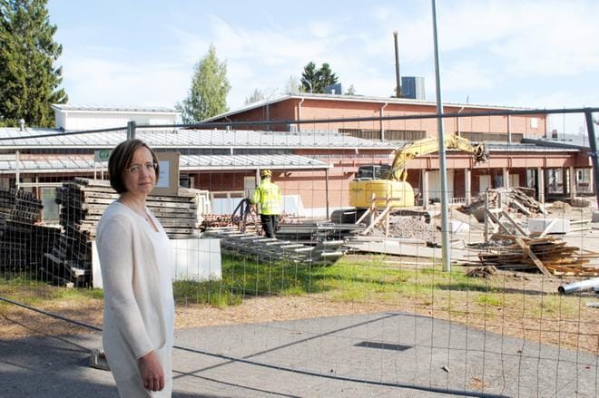 Opetuspäällikkö Riitta Soukkala luottaa siihen, että opettajien ja oppilaiden kanssa yhdessä toimien koulutyö saadaan sujumaan Alavuden yläkoululla remontin aikanakin. KUVA: EEVA-LIISA KULJU