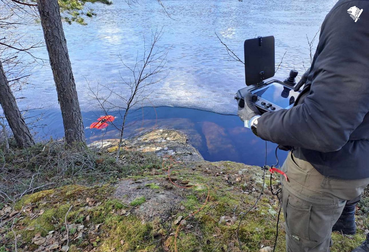 Rajavartiolaitoksen Suomenlahden merivartioston sukeltajat tutkimassa ilma-aluksen osia Luumäellä.