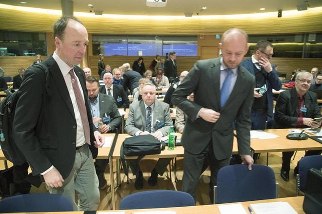 Jussi Halla-aho lähtee tavoittelemaan perussuomalaisten puheenjohtajuutta. Hän ilmoitti asiasta Youtube-videolla. Jussi Halla-aho (vas.) ja Sampo Terho osallistuivat lauantaina puoluevaltuuston kokoukseen.