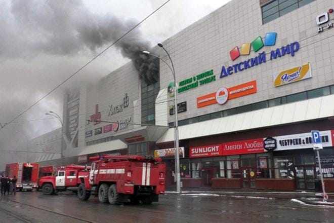 Paikalla oli uutislähteiden mukaan jopa 660 pelastajaa kaikkiaan 17 tuntia kestäneen sammutusoperaation aikana. KUVA: EMERGENCIES MINISTRY HANDOUT