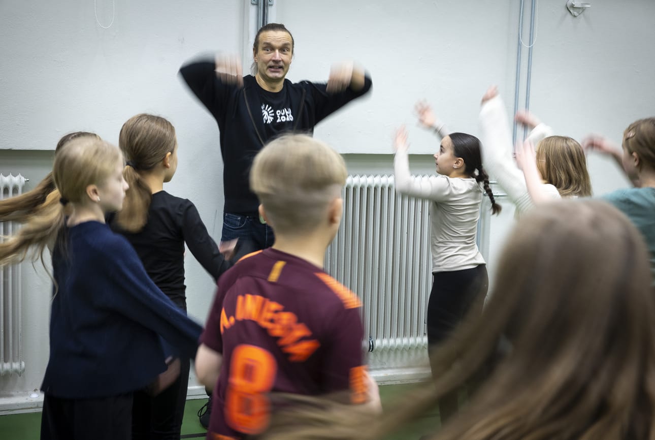 Tiistaiaamuisin on Oulunsuun koulun voimistelusalissa ollut säpinää, kun Teuvo Pakkalan koulun lapsikuoro on harjoitellut tansseja ja lauluosuuksia Mass-esitykseen. Ohjaaja, koreografi Petri Kauppinen kertoo, että hänen täytyy käytännössä osata kaksi- ja puolituntinen teos ulkoa, jotta hän pystyy ohjaamaan sen 240 hengen esiintyjäjoukolle.