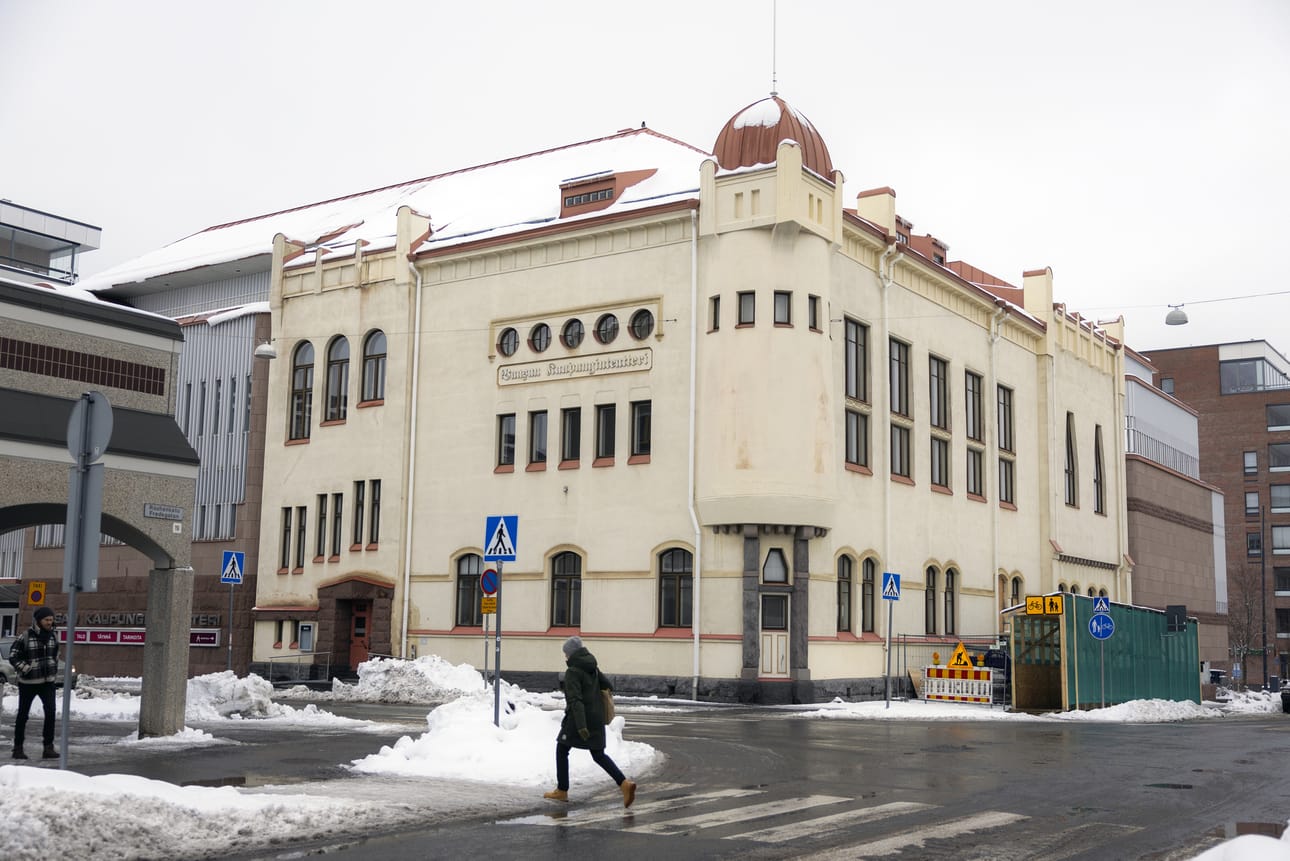 Vaasan kaupunginteatteri toimii upeassa jugend-talossa. Teatteriravintola Kulma on parhaillaan remontissa.