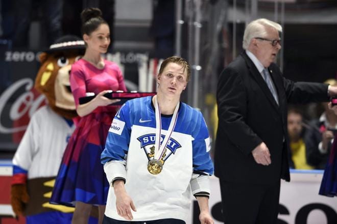 Joel Kiviranta sai sunnuntaina kultaisen MM-mitalin kaulaansa Bratislavassa, kun Suomi voitti Kanadan maalein 3–1. LEHTIKUVA / MARTTI KAINULAINEN