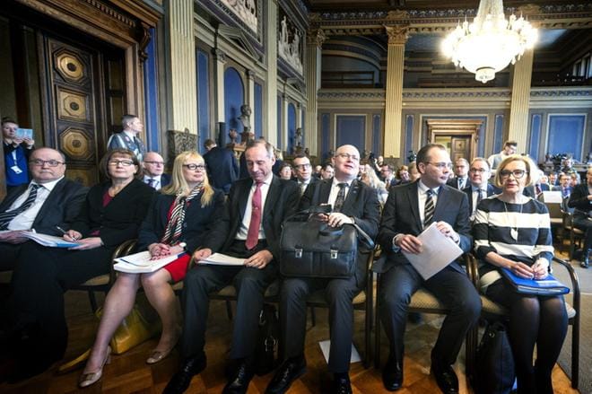 Työryhmät julkistivat keskiviikkona mietintönsä tiedustelulainsäädännöstä sisäministeri Paula Risikolle (oik.), puolustusministeri Jussi Niinistölle ja oikeus- ja työministeri Jari Lindströmille. KUVA: Kimmo Penttinen