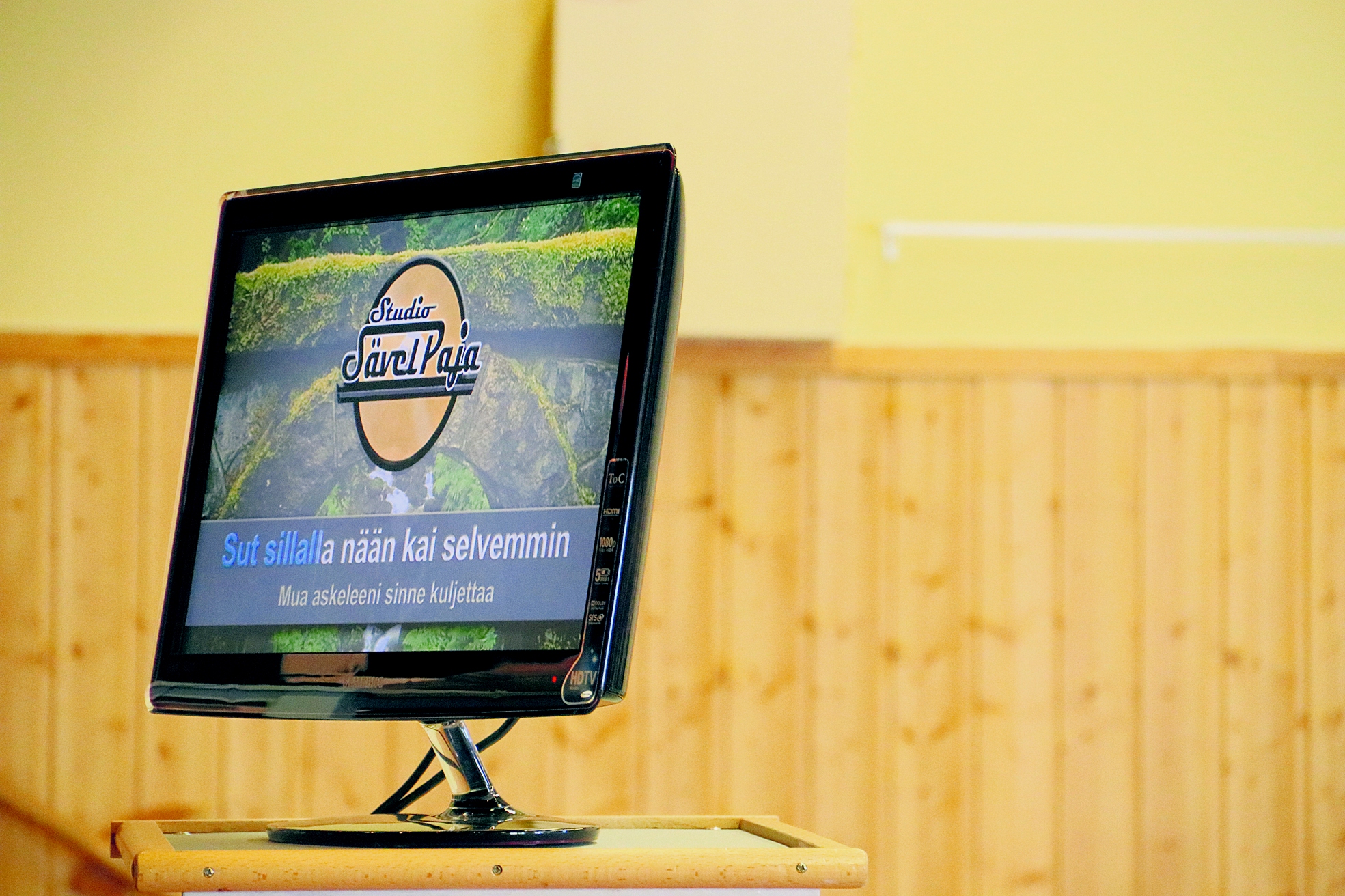 Karaokelaitteet auttoivat laulajia, mutta parhaimmat vetivät kappaleensa ilman apua. Sanojen osaaminen ulkoa onkin karaokevastaavan Pentti Peltolan mukaan tärkeää menestymisen kannalta.