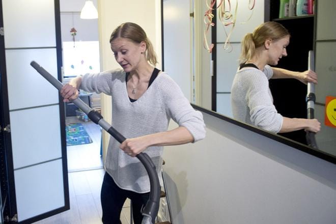 Kun tytär on ulkoilemassa lastenhoitajan kanssa, Susan Tervamäellä on aikaa siivota asunto.