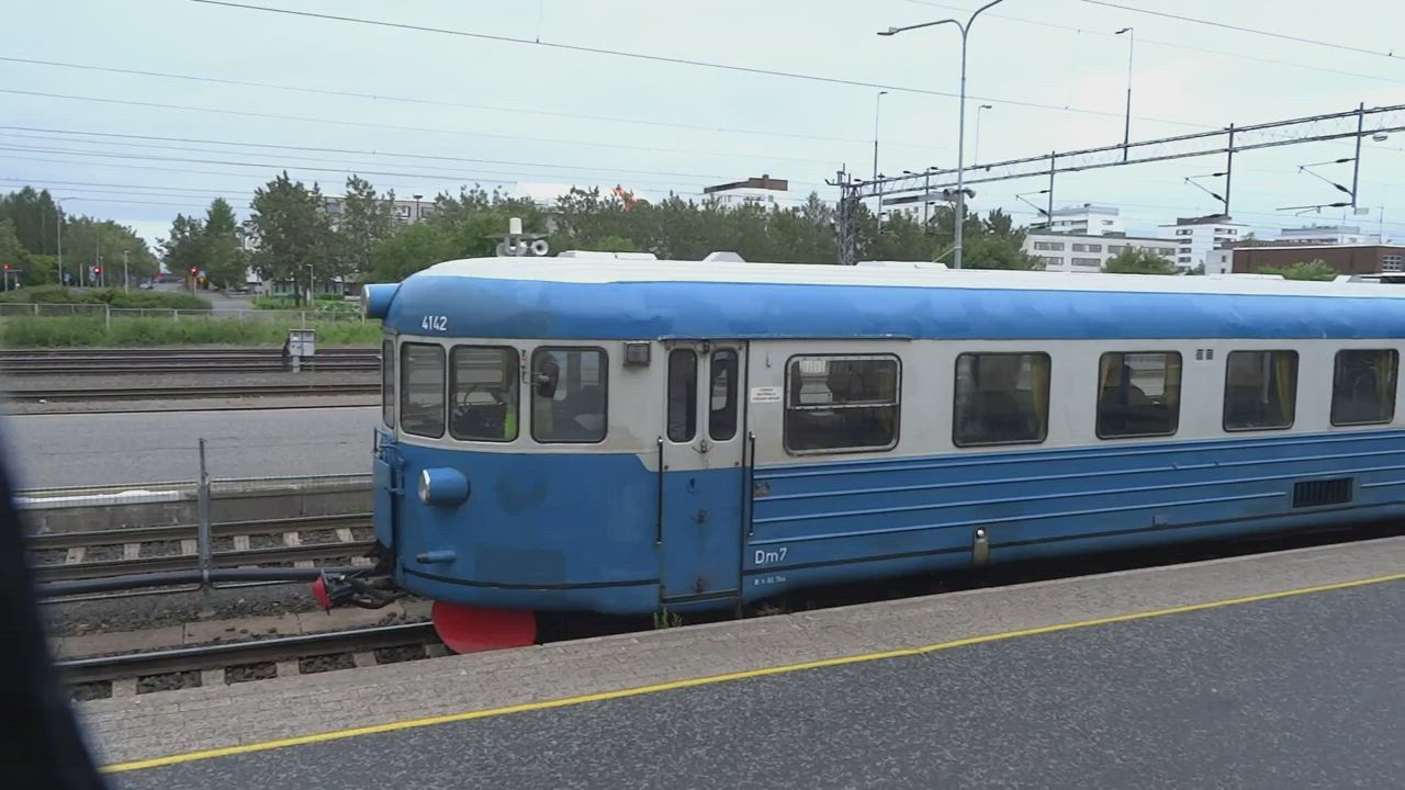 Lättähattu-juna käväisi Oulun rautatieasemalla