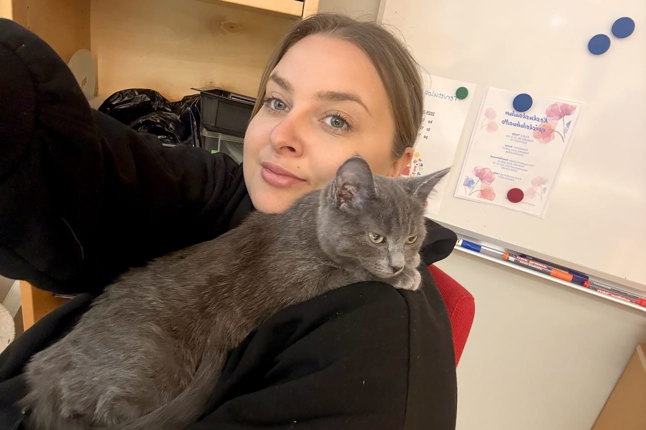 Erityisluokanopettaja Jenna Valtari on huomannut, että koulukissan myötä kymmenen pojan luokassa avoimuus on lisääntynyt. Kissa on saanut pojista esiin myös pehmeitä piirteitä.