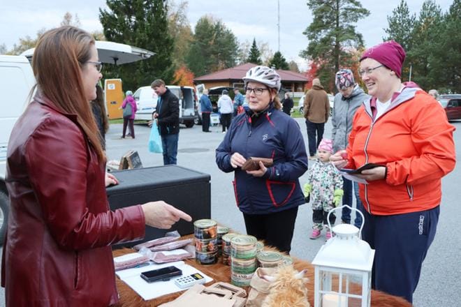 Jokaisessa Jurvan Rekossa käynyt Elina Mattila ja ekakertalainen Marina Haapaniemi ostivat lihaa Sari Tarkkaselta. KUVAT: HENNA NEVALA